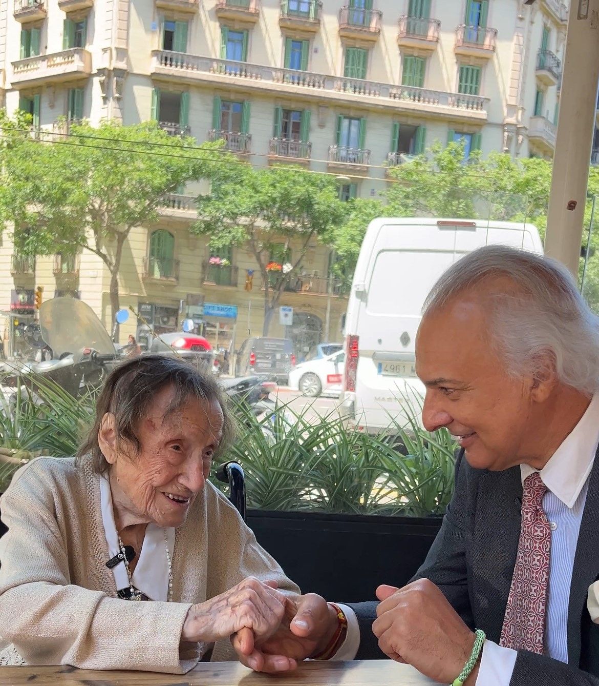 Angelina Torres de 112 aos con el doctor Manuel de la Pea Merca2.es