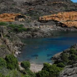 ¿Conoces la playa «invisible» de la Costa Brava? Solo puedes verla cuando la marea baja