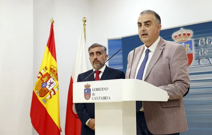 El director general de Vivienda Carlos Montes y el consejero Roberto Media Merca2.es