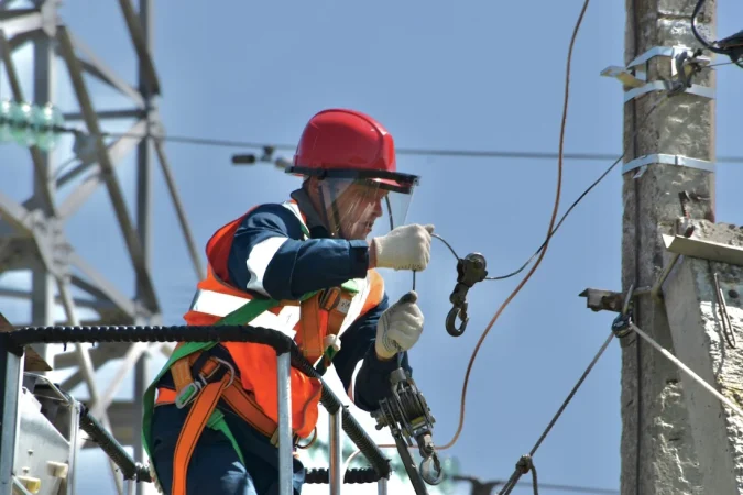Tras el ‘Gran Apagón’ ¿se ha revalorizado el empleo de Instalador Electricista? 1 Merca2.es Electricista Unsplash 1 Merca2.es