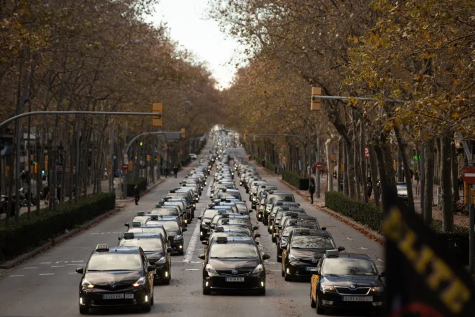 Bolt avisa de la ley de transporte de Cataluña: «Podría suponer la desaparición de buena parte del sector del VTC» 1 Merca2.es EuropaPress 4929095 centenares taxis movilizacion convocada elite taxi stac defensa tarifa Merca2.es