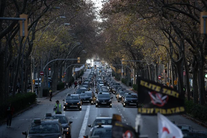 Daniel Georges de Bolt: «La entrada masiva de licencias VTC rompería el equilibrio en Madrid» 1 Merca2.es EuropaPress 4929780 centenares taxis movilizacion convocada elite taxi stac defensa tarifa Merca2.es