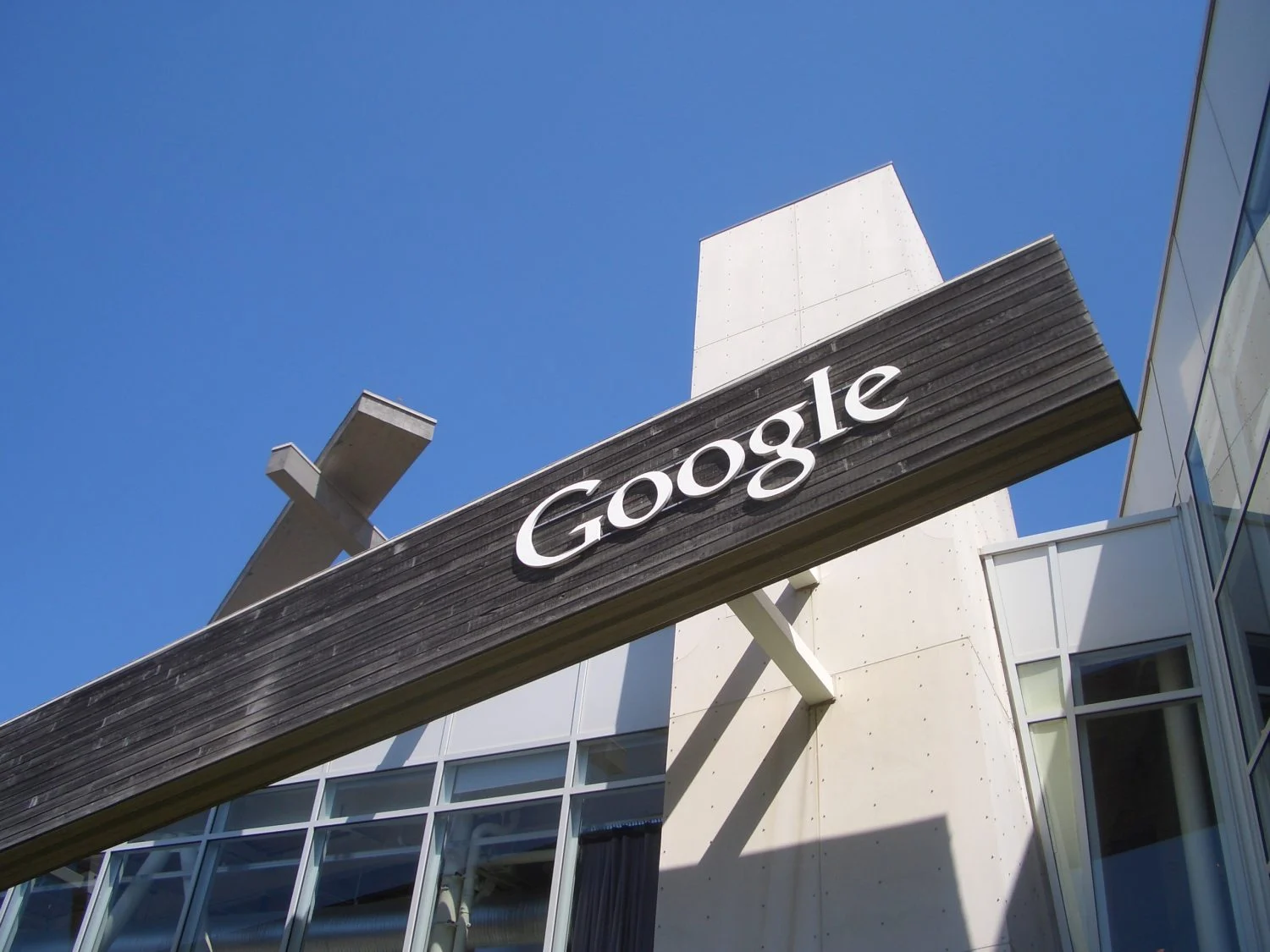 Google está bajo la lupa de Reino Unido que busca aumentar la competencia en las búsquedas con nuevas restricciones