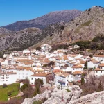 El oasis de Cádiz que desafía la sequía: el pueblo más lluvioso de España es tu refugio verde para conectar con la naturaleza salvaje