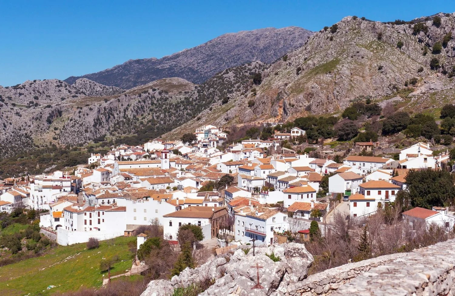 El oasis de Cádiz que desafía la sequía: el pueblo más lluvioso de España es tu refugio verde para conectar con la naturaleza salvaje
