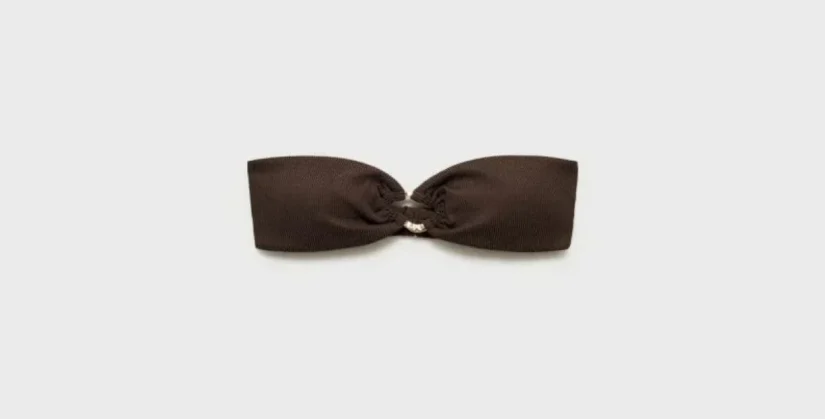 5. Bikini bandeau con detalle metálico: para tomar el sol sin marcas