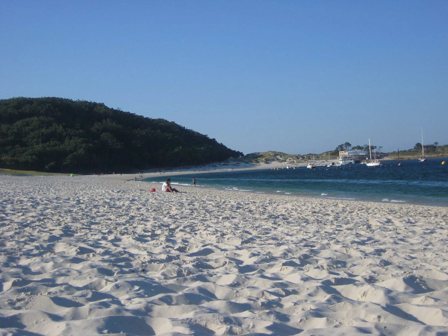 No es Tailandia, es Galicia, esta es la playa con el agua más turquesa de España que compite con el Caribe
