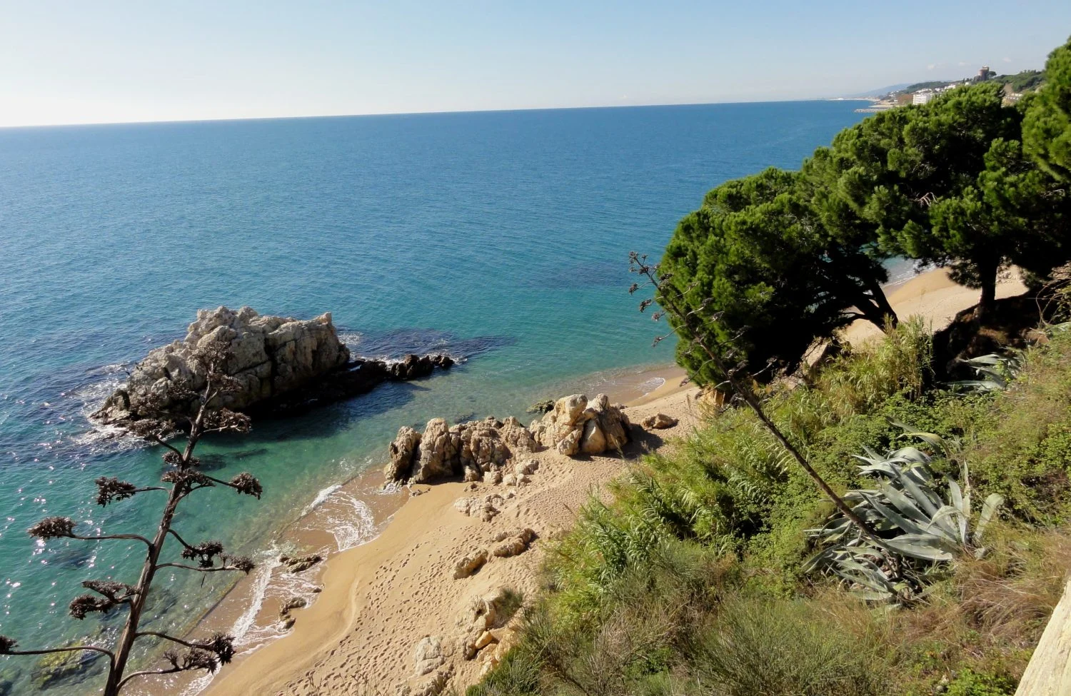 Barcelona esconde una joya: la playa que ha dejado sin palabras a National Geographic (Roca Grossa, en Calella.)