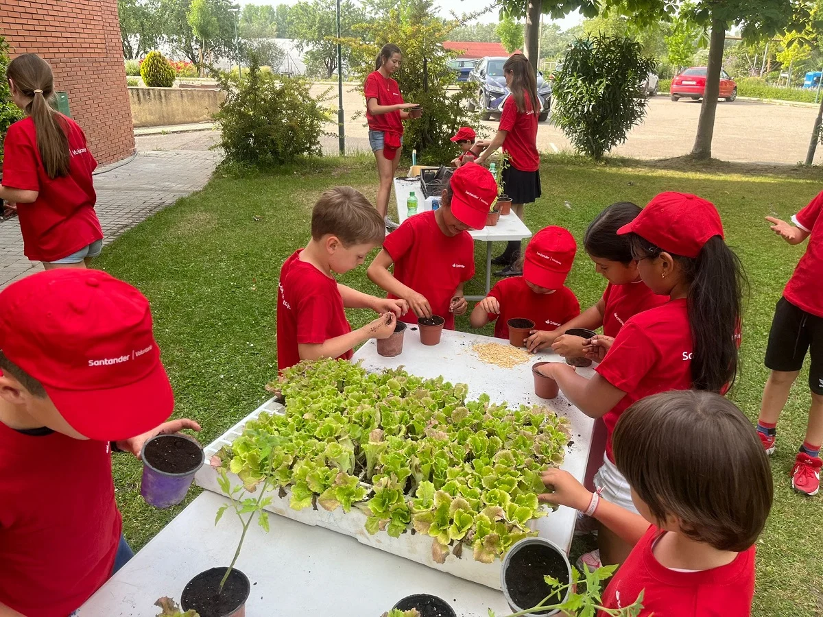 Banco Santander reinicia sus actividades de Santander Natura para este año 2025 1 Merca2.es Santander Natura Merca2.es