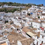 ¿Cansado de lo mismo todos los veranos? El pueblo de Cádiz construido bajo la roca es tu escapada diferente: una experiencia que desafía lo convencional