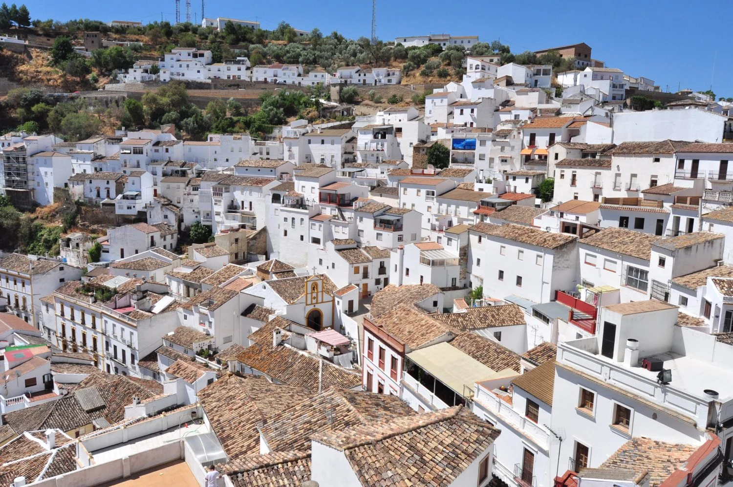 ¿Cansado de lo mismo todos los veranos? El pueblo de Cádiz construido bajo la roca es tu escapada diferente: una experiencia que desafía lo convencional
