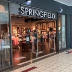 Springfield ya presume de estar en rebajas con vestidos de temporada a menos de 30 euros