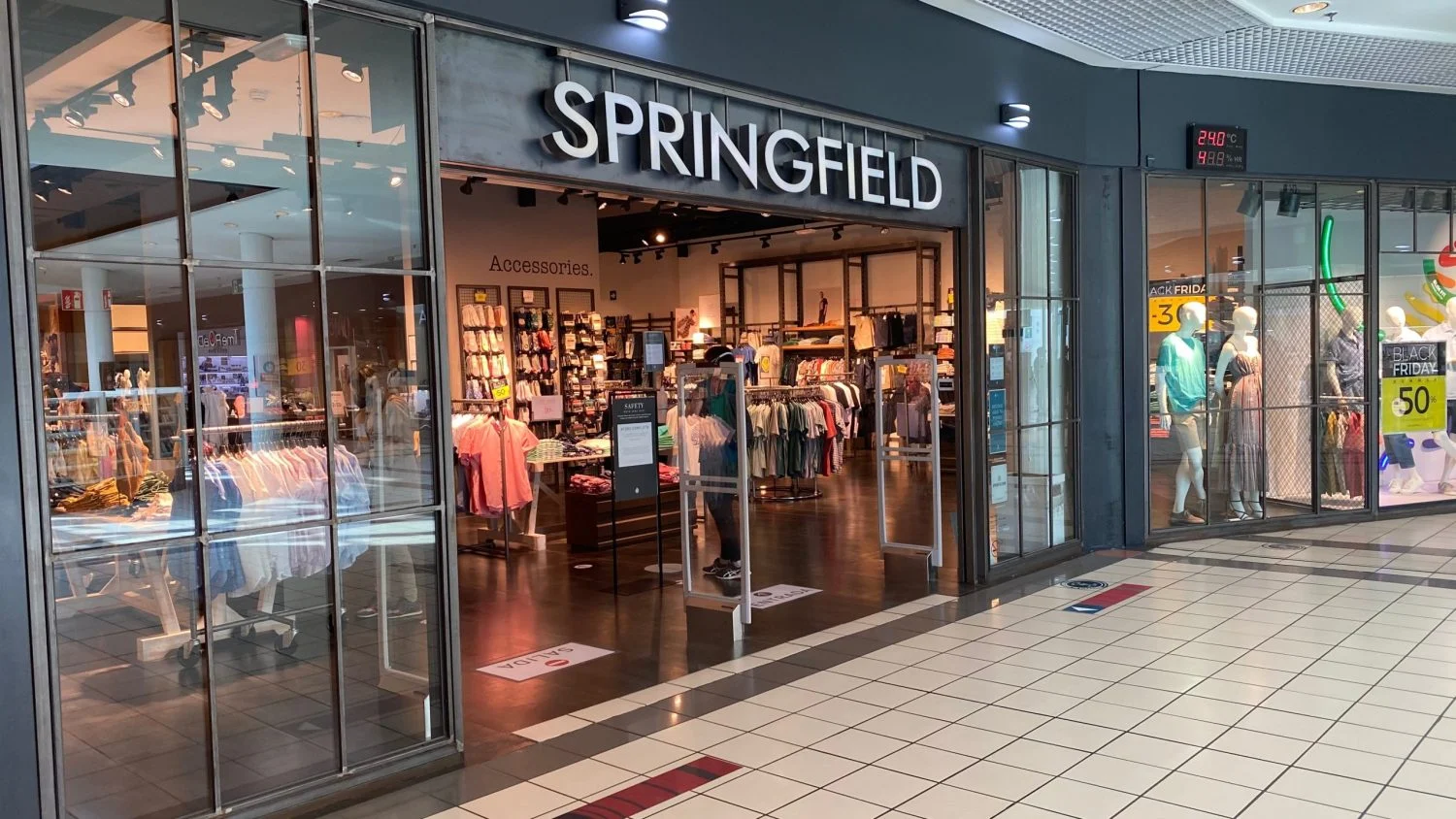 Springfield ya presume de estar en rebajas con vestidos de temporada a menos de 30 euros