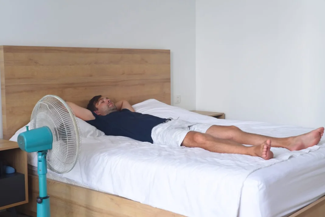 Un electricista nos revela cuánto cuesta dormir toda la noche con el ventilador encendido, ¡toma nota!