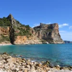 Tu paraíso submarino: la cala secreta de Alicante con cuevas y acantilados te enamorará, perfecta para el snorkel y explorar aguas cristalinas