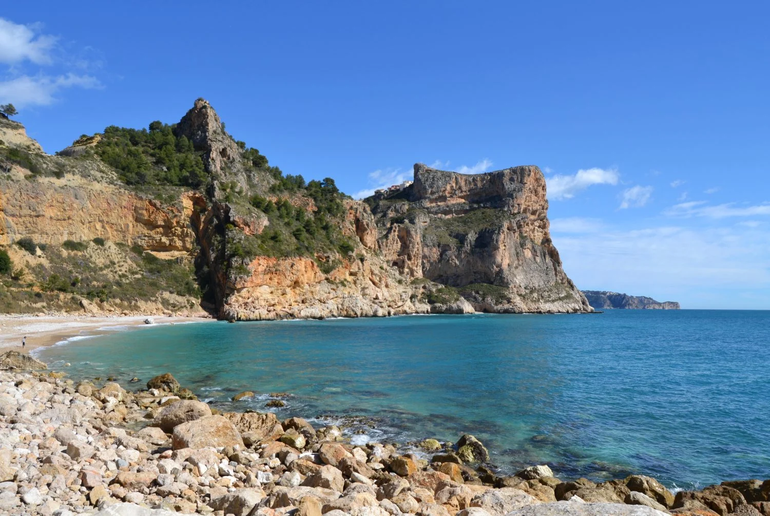 Tu paraíso submarino: la cala secreta de Alicante con cuevas y acantilados te enamorará, perfecta para el snorkel y explorar aguas cristalinas