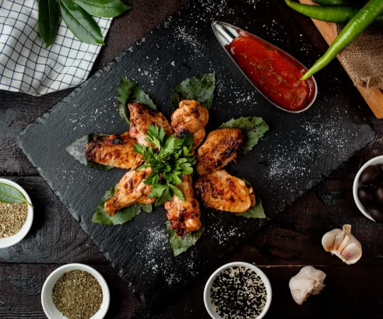 alitas de pollo fritas con salsa vista superior Merca2.es