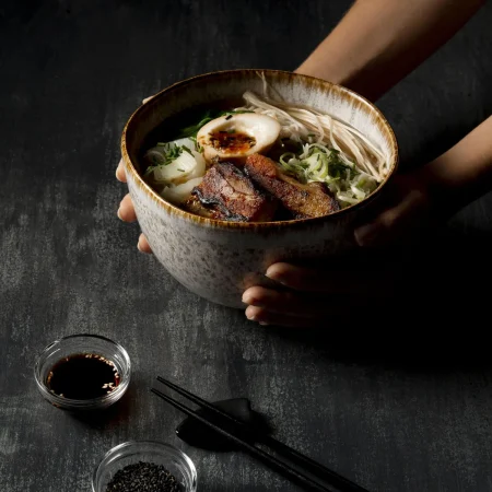 Cómo preparar un Ramen tan delicioso como el del mejor restaurante Japonés 5 Merca2.es alto angulo de delicioso ramen en un tazon Merca2.es