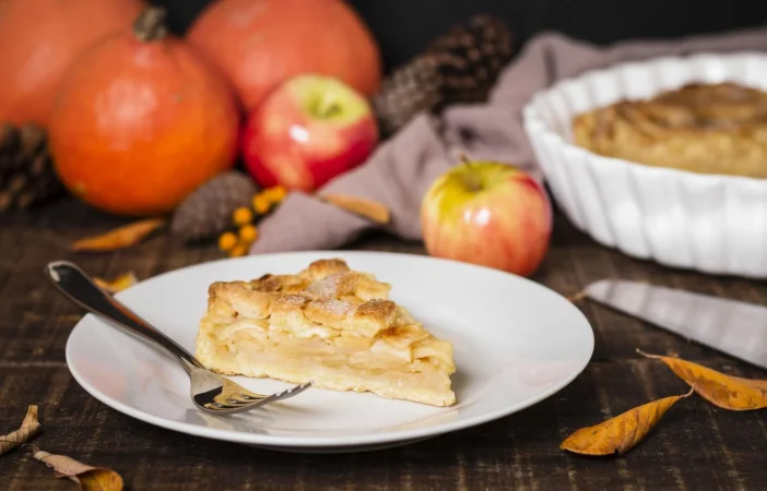 alto angulo de placa con rebanada de pastel de manzana de accion de gracias Merca2.es