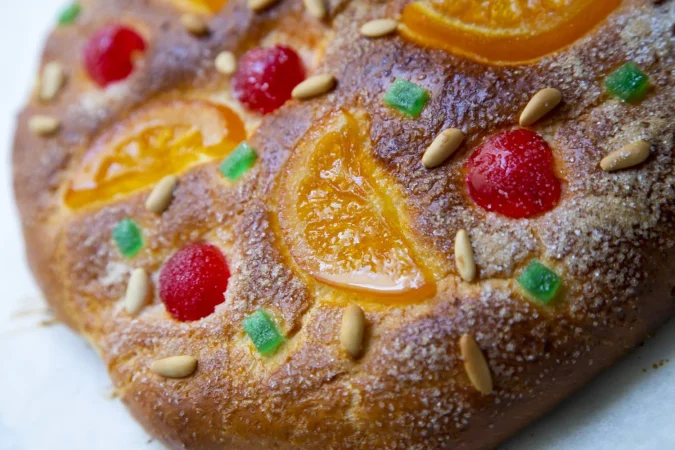 Te enseñamos a hacer la coca perfecta para celebrar la noche de San Juan 5 Merca2.es coca de sant joan tarta tradicional de san juan para celebrar la llegada del verano espana hecha con b Merca2.es