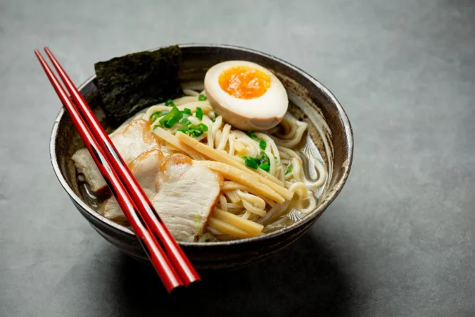 Cómo preparar un Ramen tan delicioso como el del mejor restaurante Japonés 1 Merca2.es delicioso ramen en superficie oscura Merca2.es
