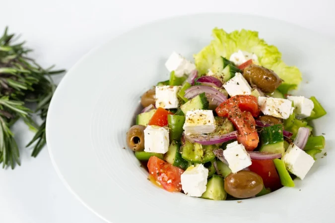 ensalada de aceitunas con queso feta y verduras frescas 1 Merca2.es