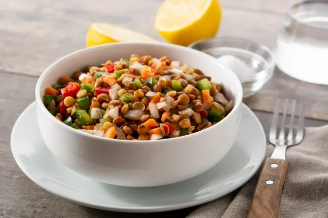 Ensalada de lentejas: sana, nutritiva y completamente a tu gusto 2 Merca2.es ensalada de lentejas con peppersonion y zanahoria en tazon Merca2.es
