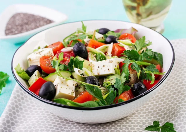 ensalada griega con pepino tomate pimiento dulce lechuga cebolla verde queso feta y aceitunas con aceite de oliva comida sana Merca2.es