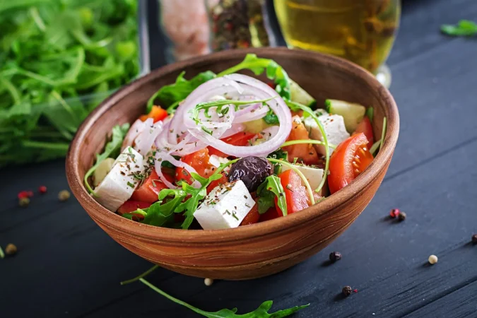 ensalada griega con tomate fresco pepino cebolla roja albahaca queso feta aceitunas negras y hierbas italianas Merca2.es