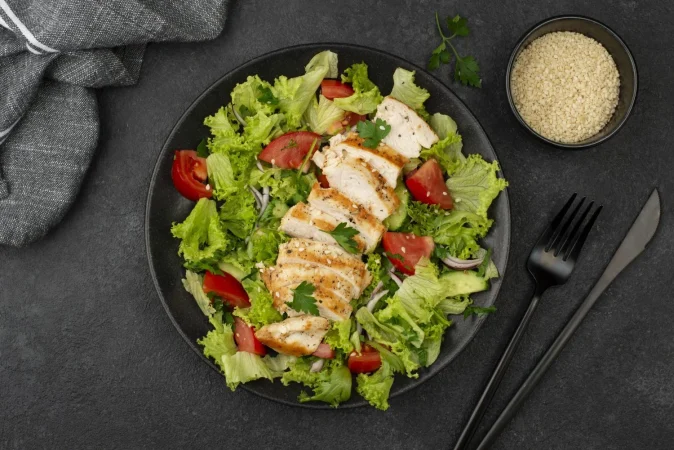 Ensalada de quinoa, pollo y verduras: Una explosión de sabor, frescor y nutrición 4 Merca2.es ensalada plana con pollo y semillas de sesamo Merca2.es