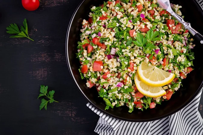 Ensalada de quinoa, pollo y verduras: Una explosión de sabor, frescor y nutrición 5 Merca2.es ensalada tabule Merca2.es