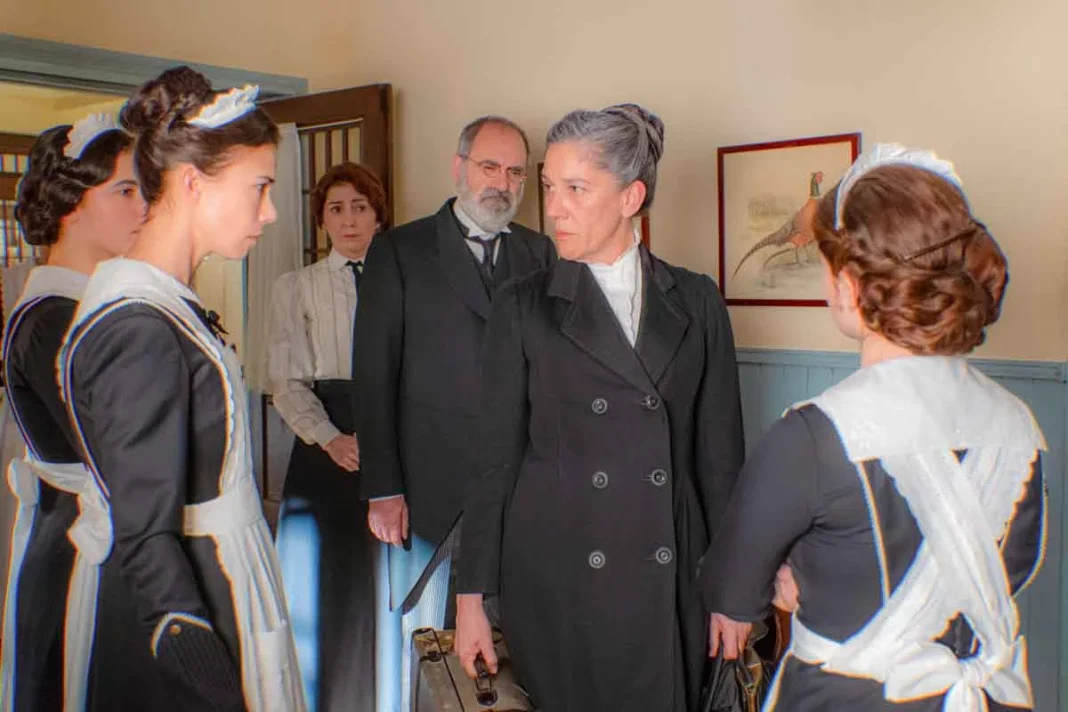 Como consecuencia, el segundo tramo de ‘La Familia de la Tele’ desaparece definitivamente y será sustituido por reposiciones del concurso ‘El Cazador Stars’, que ocupará la franja entre las 19:15 h. y las 20:20 h. Así queda organizada la nueva tarde de La 1: Nueva parrilla de La 1 a partir del 2 de junio: ‘La Familia de la Tele’: 15:50 h. – 17:00 h. ‘Valle Salvaje’: 17:00 h. – 17:50 h. ‘La Promesa’: 17:50 h. – 19:00 h. ‘El club de La Promesa’: 19:00 h. – 19:15 h. ‘El Cazador Stars’: 19:15 h. – 20:20 h. ‘Aquí la Tierra’: 20:20 h.