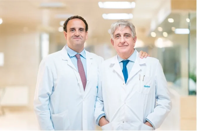 los doctores Antonio Allona y Juan Ignacio Martinez Salamanca —jefe del Servicio de Urologia y jefe asociado del equipo de Urologia respectivamente del Hospital Ruber Internacional Merca2.es