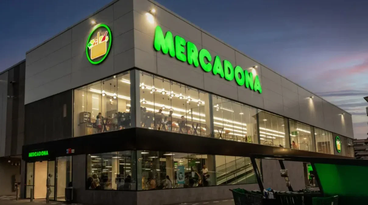 Una cajera de Mercadona revela el peor día y la hora exacta para evitar comprar y ahorrarte problemas