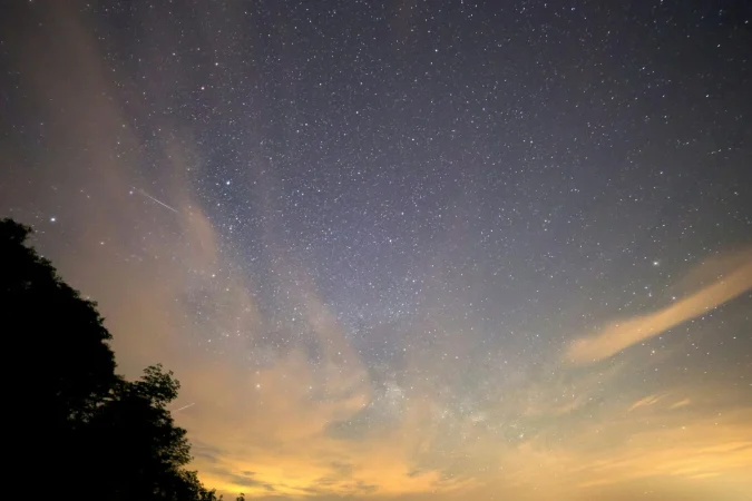 night clouds trees milky way Merca2.es