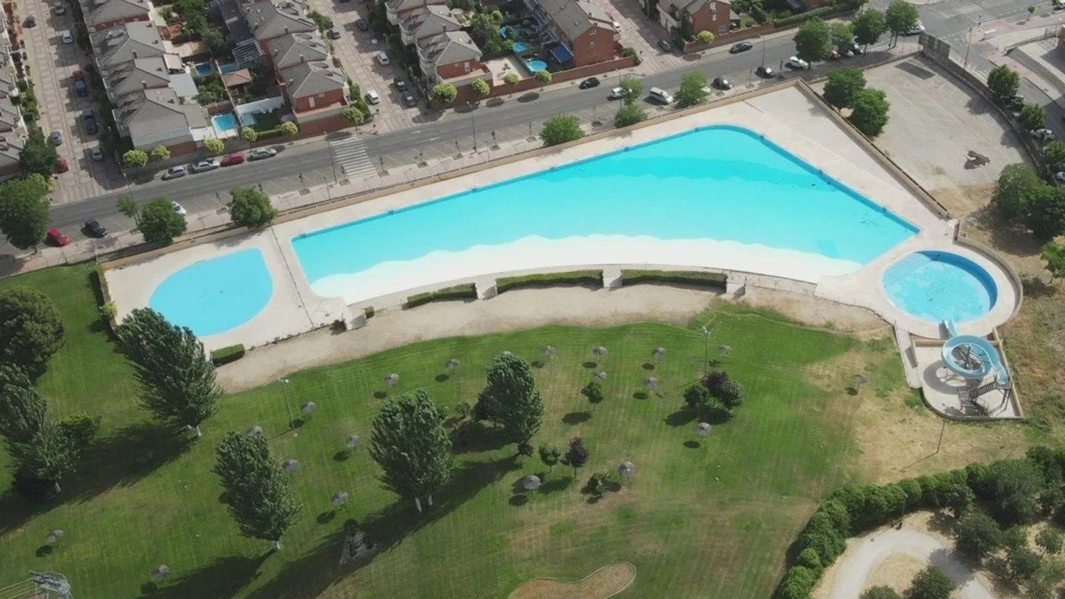 Descubre la playa de Madrid con chiringuito, arena dorada y agua salada que abrirá sus puertas este verano