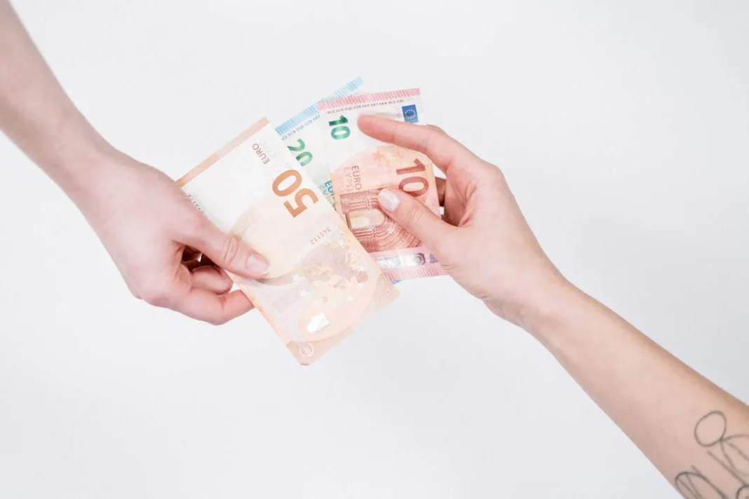 Cuánto dinero puedes enviar a un familiar sin que Hacienda te pida cuentas