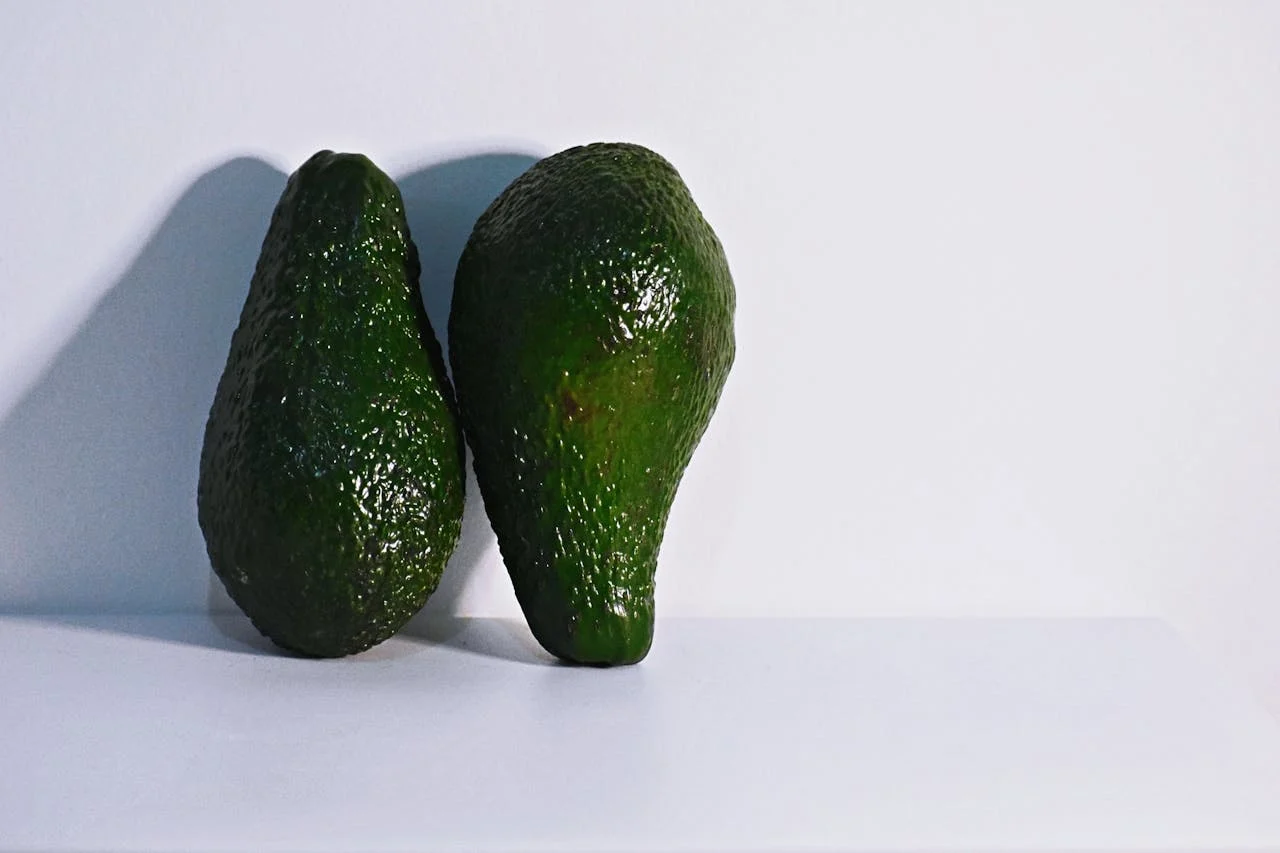 EL APRETÓN TRAICIONERO: POR QUÉ PALPAR EL AGUACATE NOS ENGAÑA