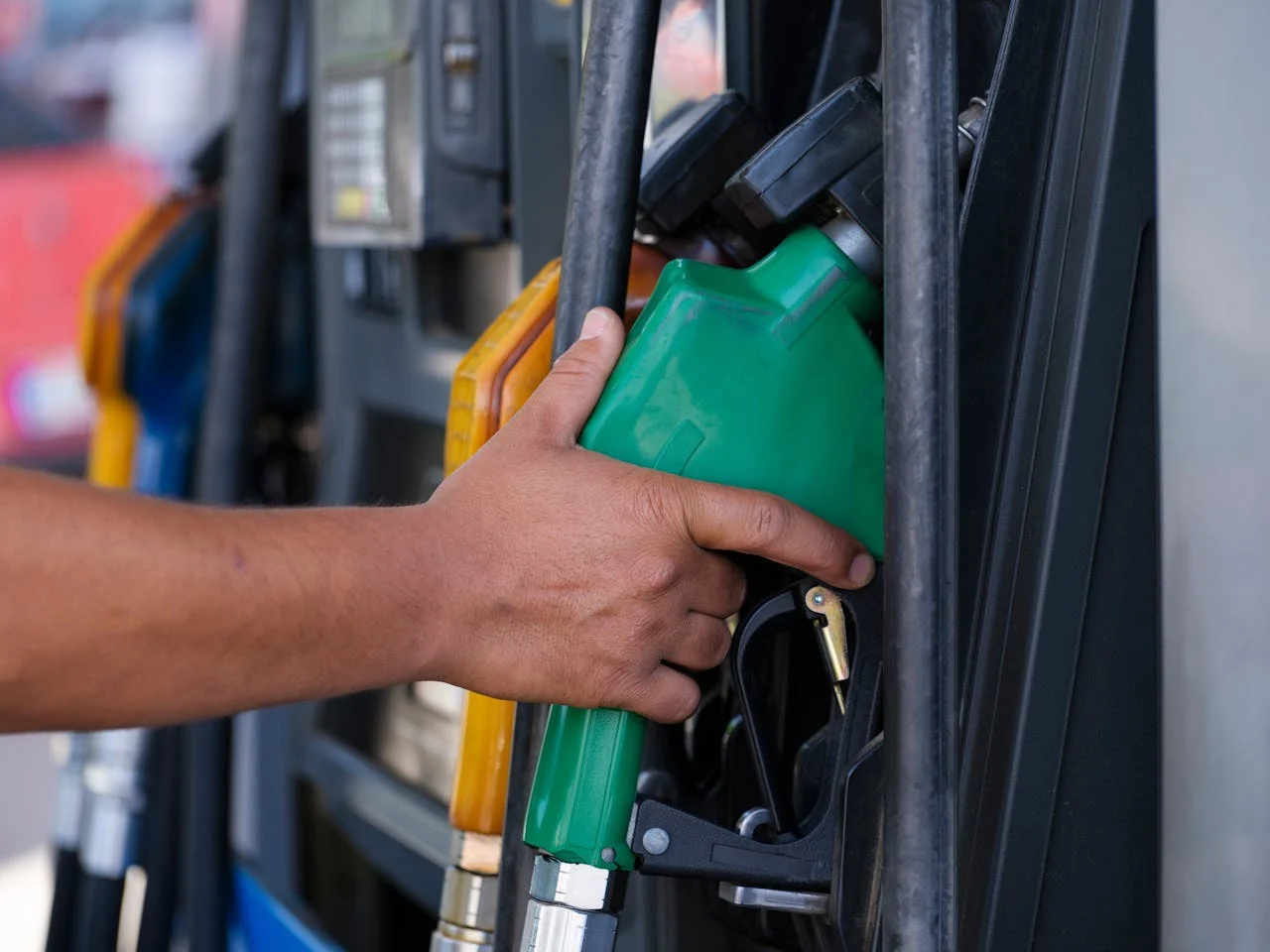 Tú dañas el motor de tu coche al repostar y no lo sabes: el error que tienes que evitar ya