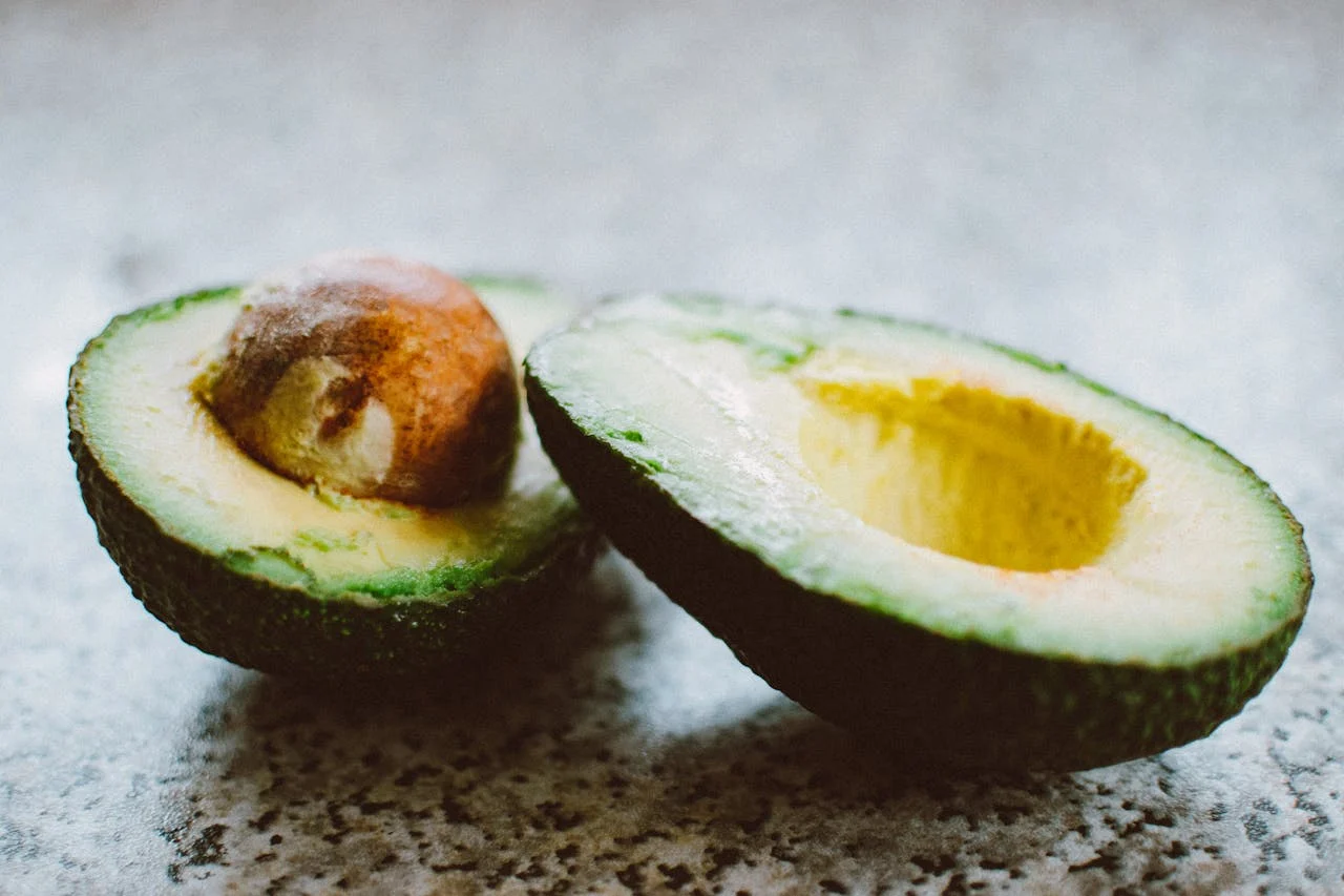 LA CIENCIA DETRÁS DEL PEDÚNCULO: ENTENDIENDO LA MADUREZ DEL AGUACATE