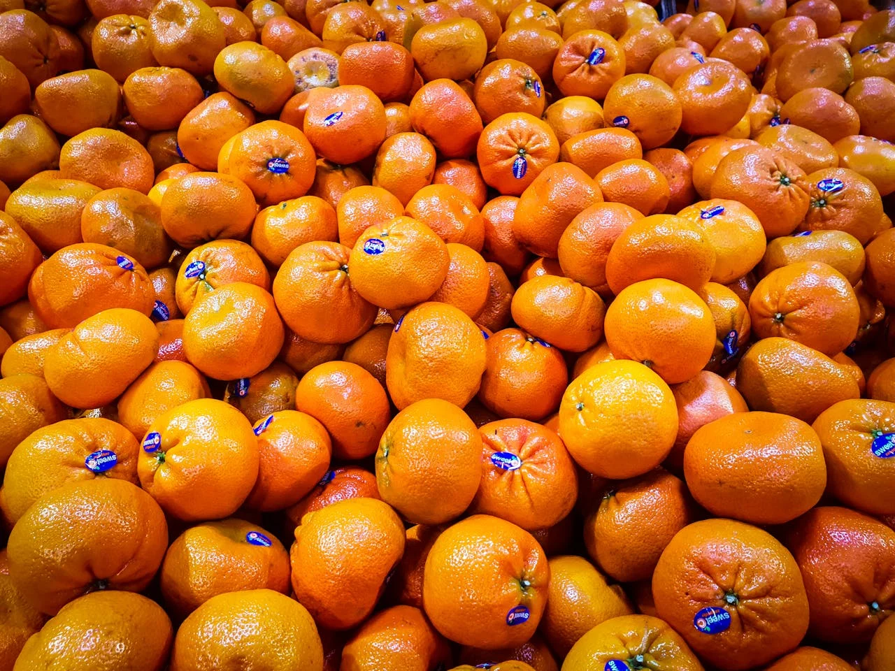 ¿Por qué las naranjas siempre vienen en malla roja? Un experto revela el ingenioso engaño visual que usan los súpers