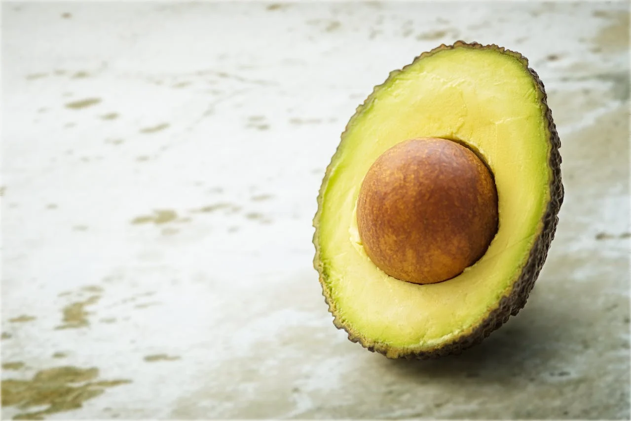 MÁS ALLÁ DEL TRUCO ESTRELLA: OTROS INDICIOS Y CÓMO CONSERVAR TU AGUACATE