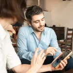 Tu móvil te espía y así descubres qué apps acceden a tu micrófono o cámara sin permiso
