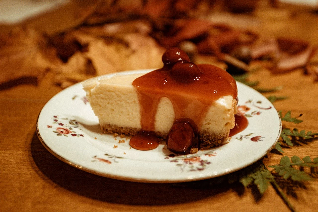 Vas a alucinar con este postre sin horno. Solo necesitas 5 ingredientes y 15 minutos para montar una tarta que parece de pastelería