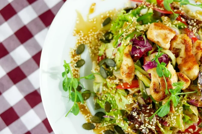 Ensalada de quinoa, pollo y verduras: Una explosión de sabor, frescor y nutrición 2 Merca2.es plato principal en un restaurante Merca2.es