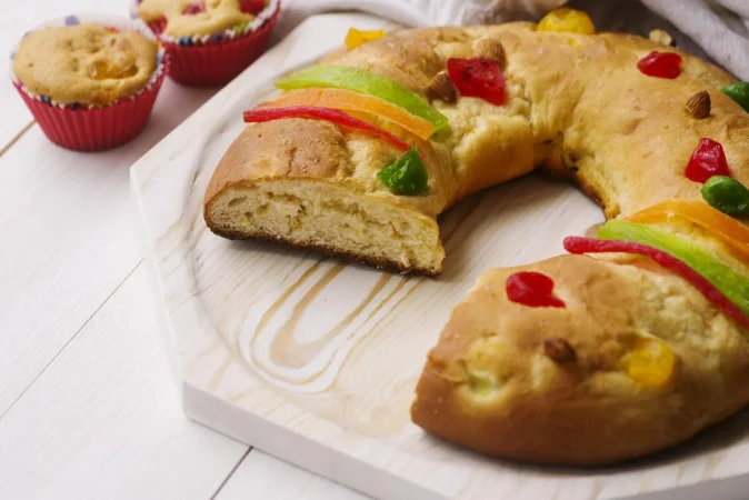 Te enseñamos a hacer la coca perfecta para celebrar la noche de San Juan 1 Merca2.es postres del dia de la epifania en tablero de madera Merca2.es