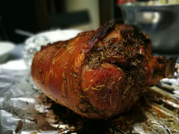 Pierna de cerdo al horno: El secreto de una piel crujiente y una carne jugosa 3 Merca2.es primer plano de la pierna de cerdo Merca2.es