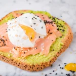 El desayuno perfecto, equilibrado y muy fácil de hacer: Tostada de aguacate, salmón y huevo