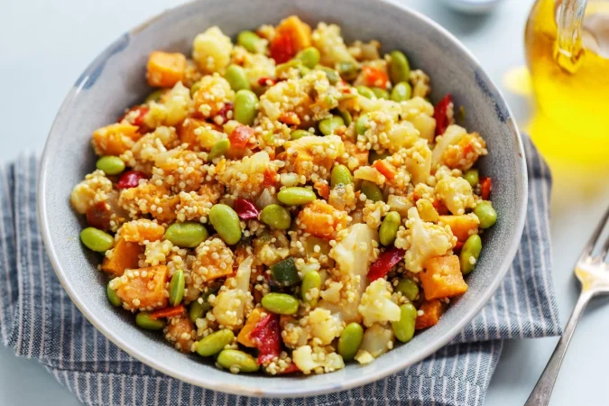 Ensalada de lentejas: sana, nutritiva y completamente a tu gusto 5 Merca2.es quinua con verduras cocinadas para el almuerzo o la cena y servidas en un tazon de cerca Merca2.es