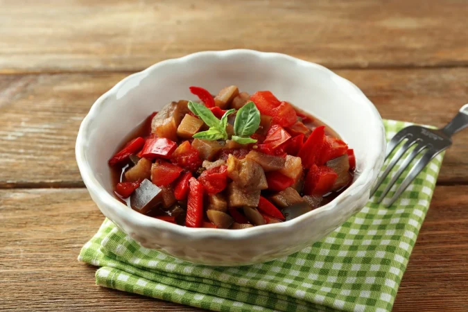 ratatouille en un tazon sobre fondo de mesa de madera Merca2.es